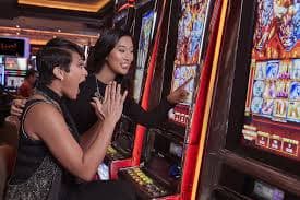 teko4d Super Sic Bo live dealer table with three dice in cage